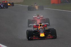 Daniel Ricciardo, Red Bull Racing RB13, vor Kimi Räikkönen, Ferrari SF70H, und Nico Hülkenberg, Rena