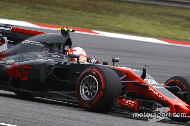 Em meio a tanta confusão, Kevin Magnussen aproveitou a oportunidade e levou a Haas para a zona de pontuação pela primeira vez no ano, terminando em oitavo.
