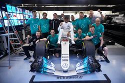 Lewis Hamilton, Mercedes AMG, viert feest met zijn team