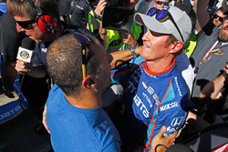 Scott Dixon, Chip Ganassi Racing Honda est félicité par son équipier Tony Kanaan, Chip Ganassi Racing Honda après sa pole