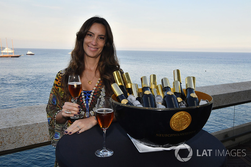Bianca Senna, Fairmont Hotel'de Neuschwansteiner birası etkinliğinde