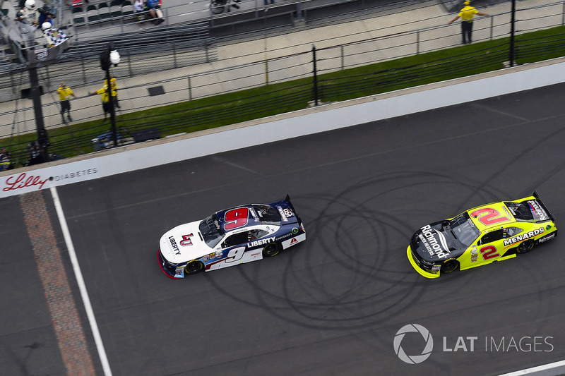 William Byron, JR Motorsports Chevrolet toma la bandera a cuadros y la victoria delante de Paul Mena