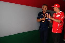 Beat Zehnder, Manager Sauber C36 e Kimi Raikkonen, Ferrari