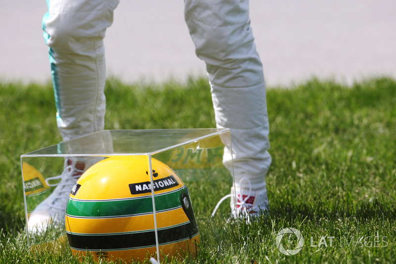 Lewis Hamilton mostra capacete de Senna no GP do Canadá de 2017