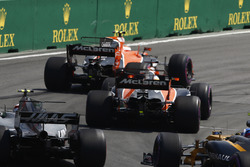 Stoffel Vandoorne, McLaren MCL32, Fernando Alonso, McLaren MCL32