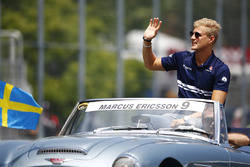 Marcus Ericsson, Sauber, waves on the drivers' parade