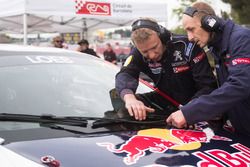 Les mécaniciens travaillent sur la voiture de Sébastien Loeb, Team Peugeot-Hansen, Peugeot 208 WRX