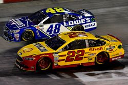 Joey Logano, Team Penske Ford, Jimmie Johnson, Hendrick Motorsports Chevrolet