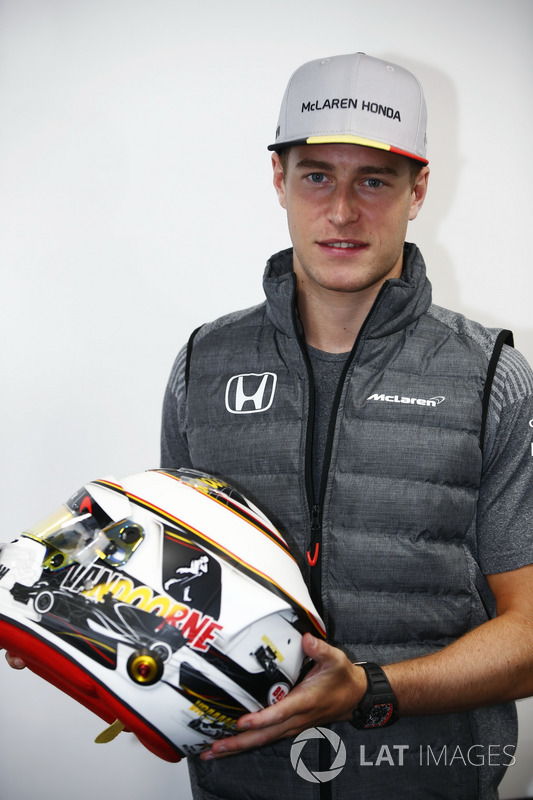 Stoffel Vandoorne, McLaren, mostra il nuovo design del suo casco