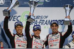 Podium LMP1: race winnaars Anthony Davidson, Sébastien Buemi, Kazuki Nakajima, Toyota Gazoo Racing