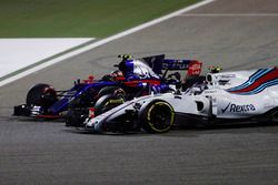 Carlos Sainz Jr., Scuderia Toro Rosso STR12, s'accroche avec Lance Stroll, Williams FW40