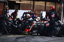 Romain Grosjean, Haas F1 Team VF-17, practice their pit stops