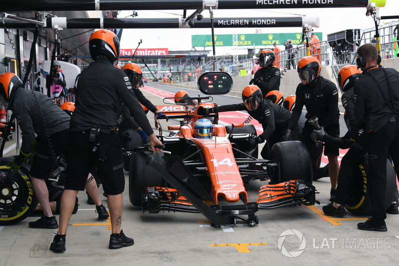 Fernando Alonso, McLaren MCL32 pit stop