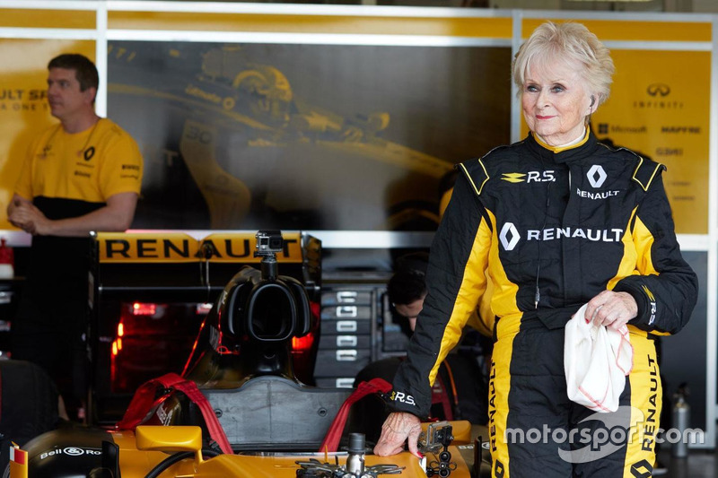 <img src="https://cdn-6.motorsport.com/static/img/cfp/0/0/0/100/106/s3/ireland-2.jpg" alt="" width="20" height="12" /> Розмари Смит (бывшая раллийная гонщица)