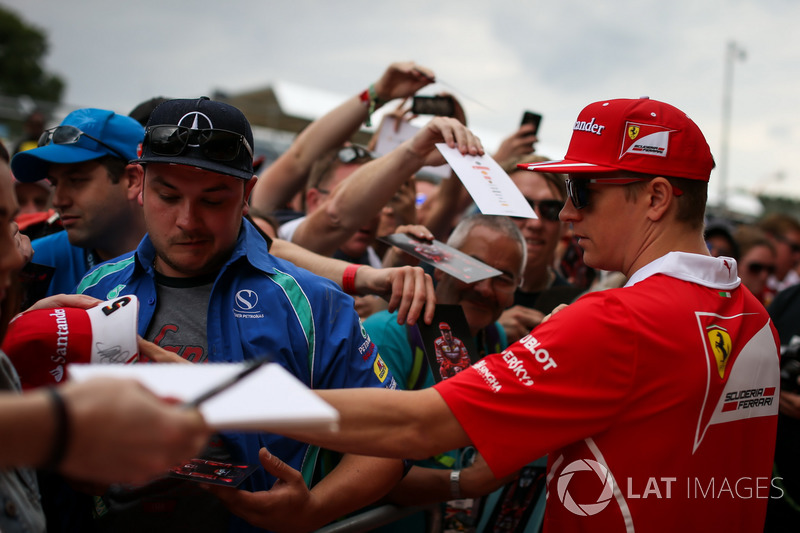 Kimi Raikkonen, Ferrari signs autographs for the fans