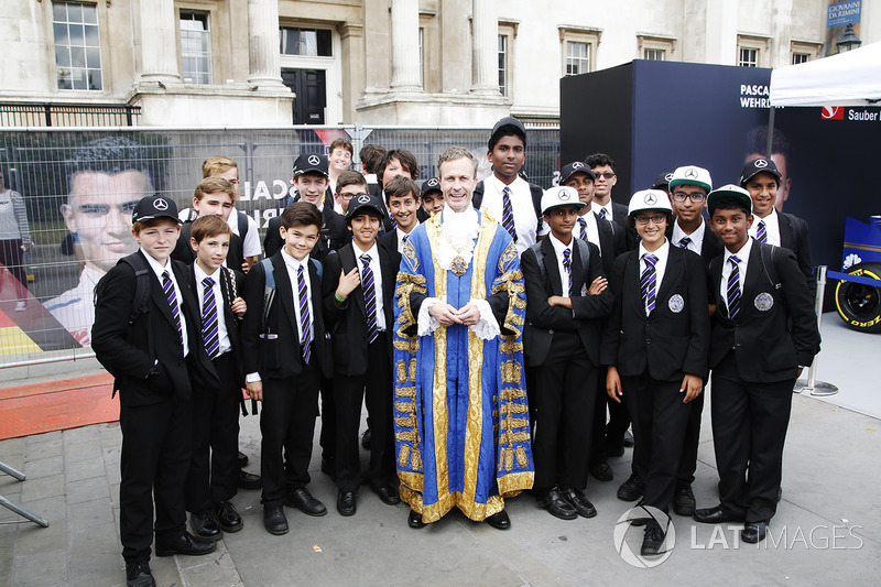 Los niños de la escuela de Catedral del St George en Southwark con el alcalde de Londres