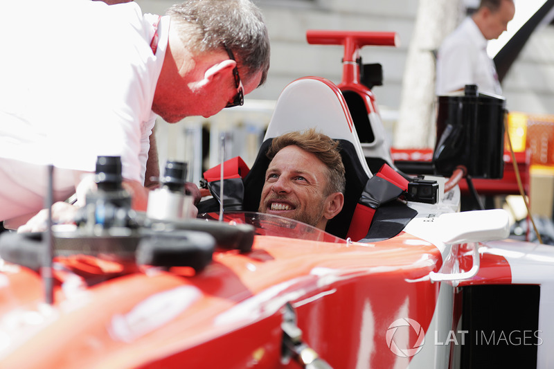 Jenson Button, McLaren, di mobil F1 berkursi dua