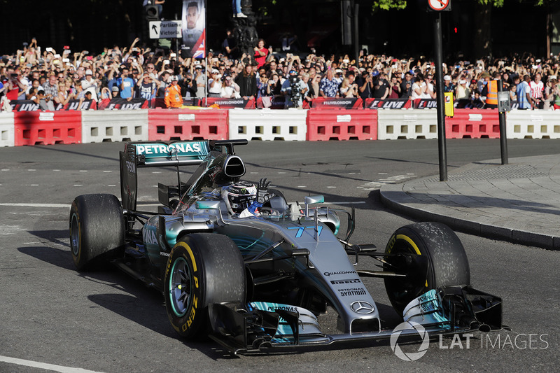 Valtteri Bottas, Mercedes, melakukan atraksi di jalan