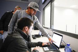 Fernando Alonso bei der Datenauswertung