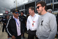 Roberto Moreno, Zak Brown, McLaren CEO, Fernando Alonso on the grid