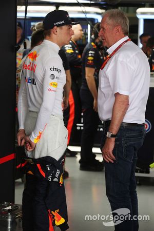 Max Verstappen, Red Bull Racing, praat met Helmut Markko, Consultant, Red Bull Racing