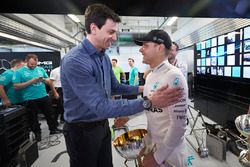 1. Valtteri Bottas, Mercedes AMG F1, mit Toto Wolff, Mercedes, Motorsportchef