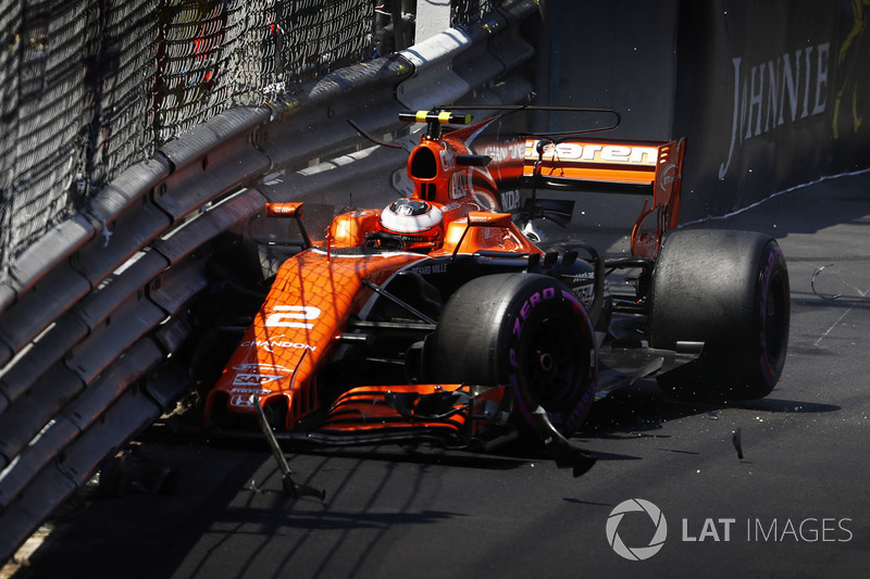 Stoffel Vandoorne, McLaren MCL32, hits the wall