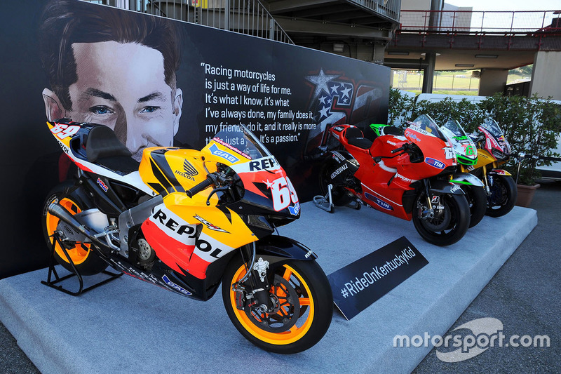 Nicky Hayden tribute with all bikes