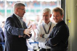 Ross Brawn, Managing Director of Motorsports, FOM, talks to Geoff Willis and Nico Rosberg