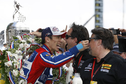 Winner Takuma Sato, Andretti Autosport Honda celebrates with team owner Michael Andretti, Andretti A