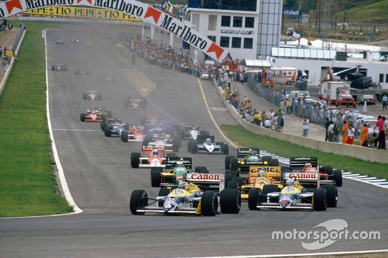 Nelson Piquet, Williams FW11B Honda y Nigel Mansell, Williams FW11B Honda, lideran a  Ayrton Senna, Lotus 99T Honda, al inicio