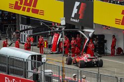 Kimi Raikkonen, Ferrari SF70H pit stop
