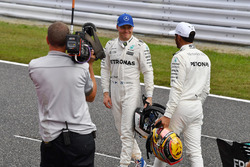 Valtteri Bottas, Mercedes AMG F1 y Lewis Hamilton, Mercedes AMG F1 en parc ferme