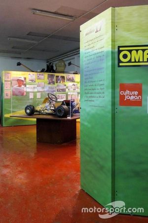 Lo stand della mostra fotografica “Angelo Parrilla racconta Ayrton”