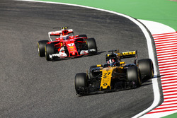 Nico Hulkenberg, Renault Sport F1 Team RS17, Sebastian Vettel, Ferrari SF70H