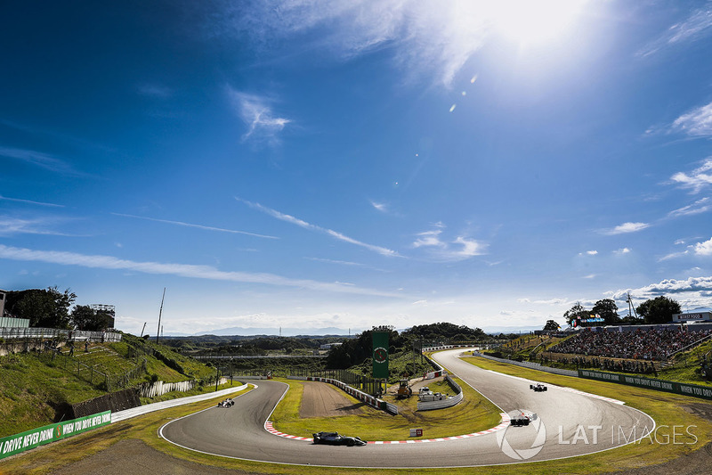 Daniel Ricciardo, Red Bull Racing RB13, Valtteri Bottas, Mercedes AMG F1 W08, Sergio Perez, Sahara F