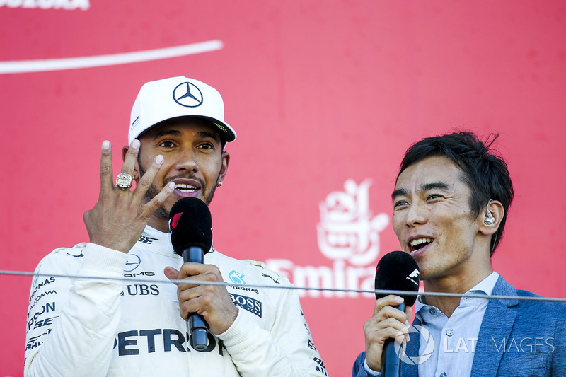 Race winner Lewis Hamilton, Mercedes AMG F1, tries on the Indy 500 winners ring belonging to intervi