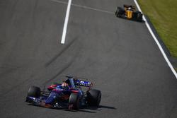 Pierre Gasly, Scuderia Toro Rosso STR12, Jolyon Palmer, Renault Sport F1 Team RS17