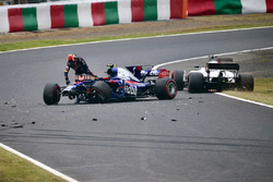 Carlos Sainz Jr., Scuderia Toro Rosso STR12 crashes