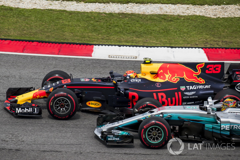 Max Verstappen, Red Bull Racing RB13, passe Lewis Hamilton, Mercedes AMG F1 W08, pour la tête