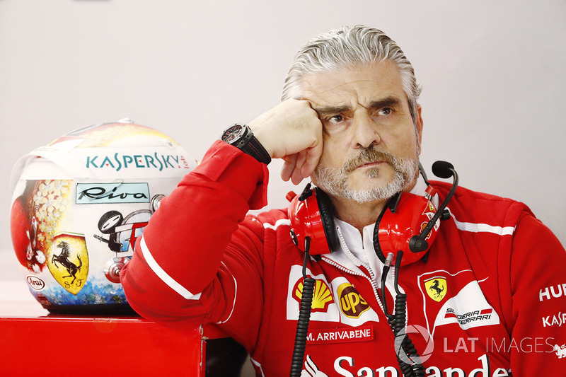 Maurizio Arrivabene, Team Principal, Ferrari con el casco de Sebastian Vettel