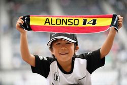 Fernando Alonso, McLaren fan and banner