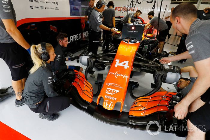 El equipo McLaren trabaja en el coche de Fernando Alonso, McLaren MCL32