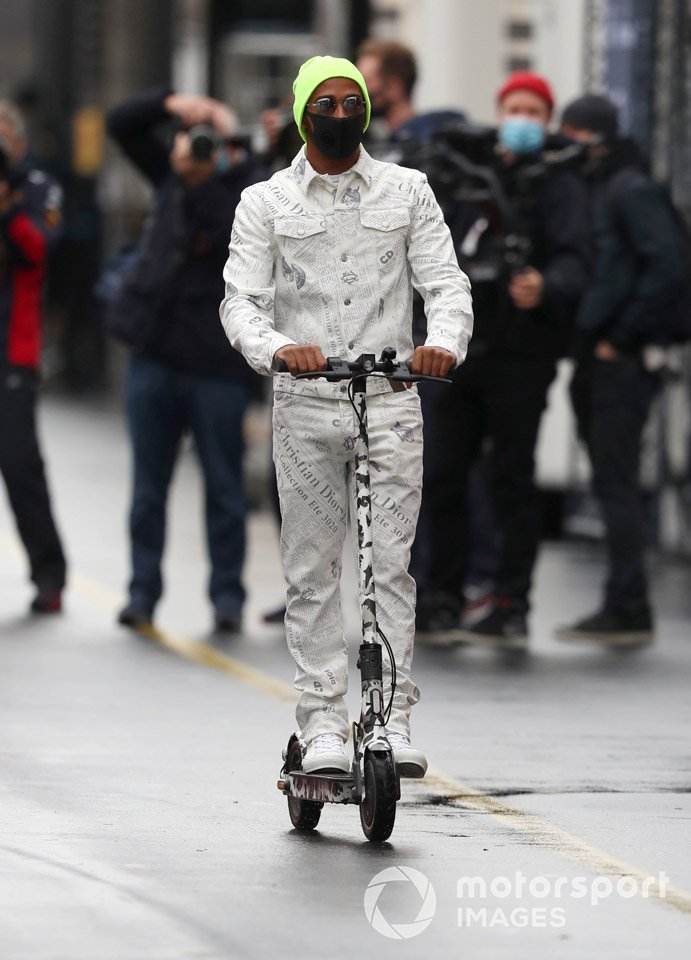 Льюис Хэмилтон, Mercedes-AMG F1. на скутере