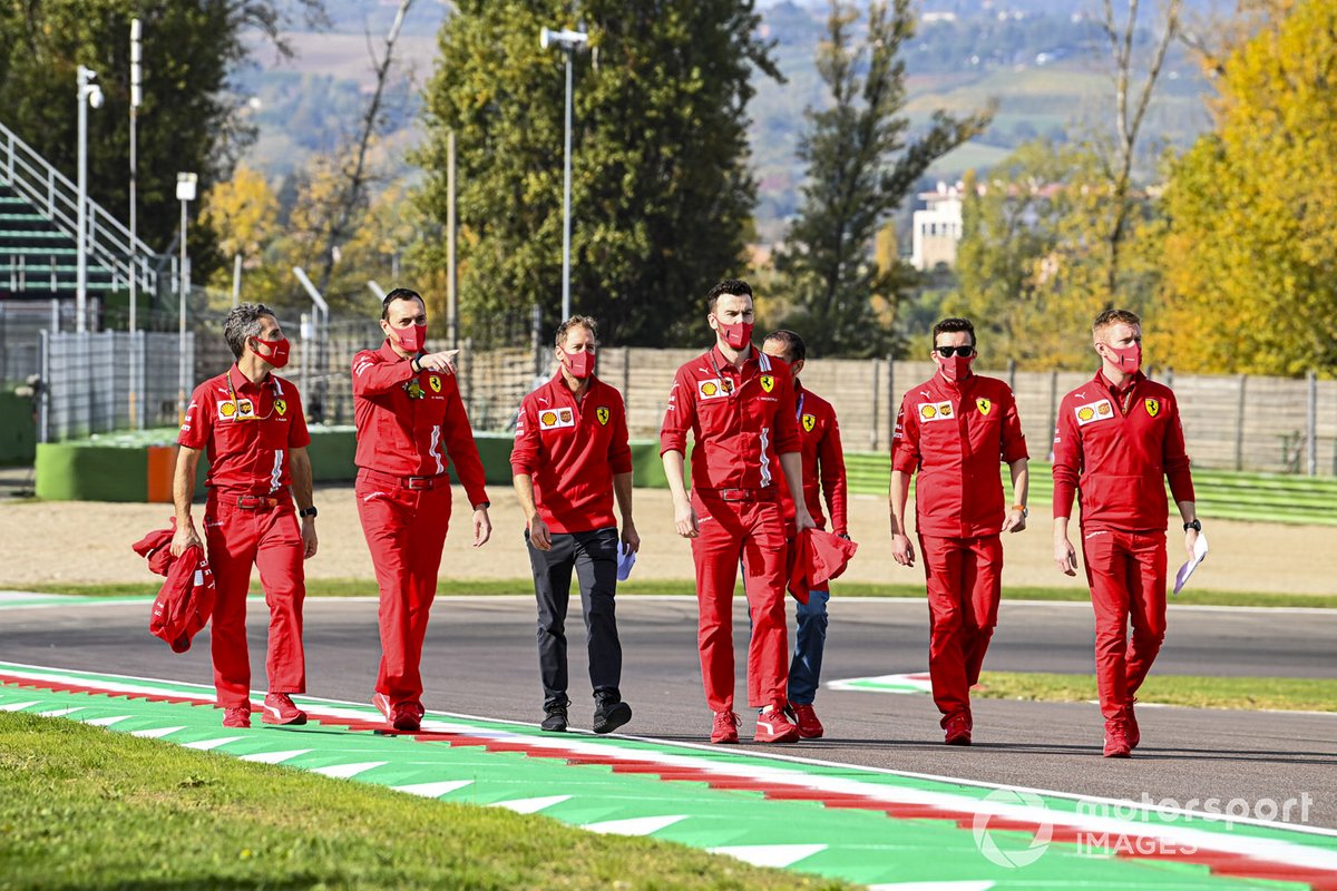 Sebastian Vettel, Ferrari, cammina in pista con Marc Gene, pilota di riserva, Ferrari e altri compagni di squadra