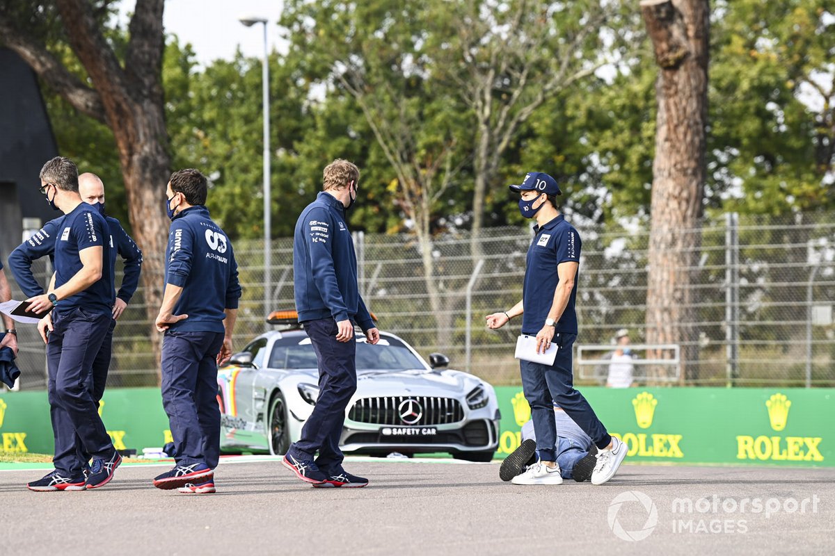 Pierre Gasly, AlphaTauri, percorre il circuito con il team
