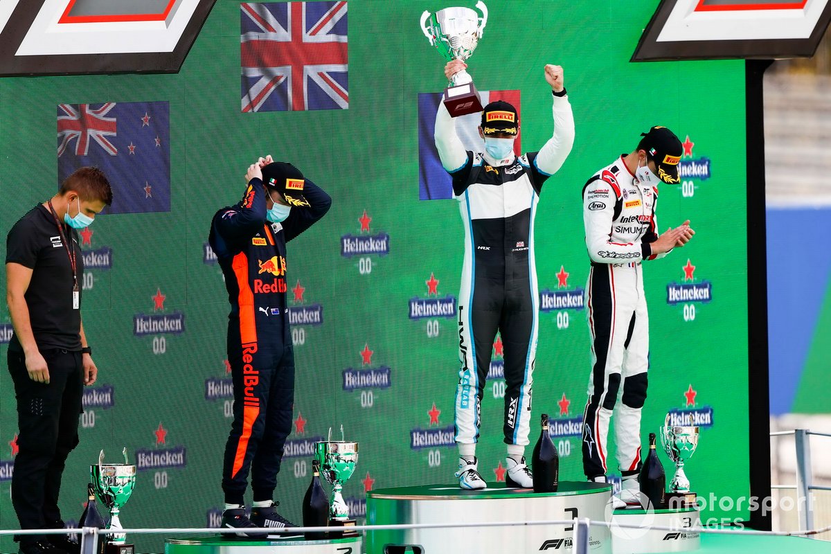 Liam Lawson, Hitech Grand Prix, el ganador Jake Hughes, HWA Racelab y Theo Pourchaire, ART Grand Prix, celebran en el podio