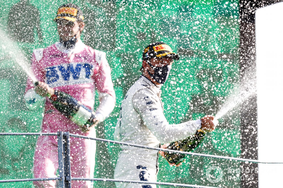 Lance Stroll, Racing Point, terzo classificato, e Pierre Gasly, AlphaTauri, primo classificato, spruzza Champagne sul podio