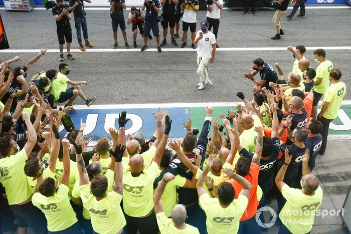 Ganador Pierre Gasly, AlphaTauri, celebra con el equipo