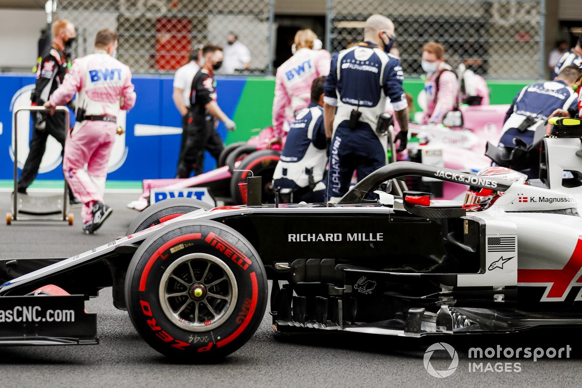 Kevin Magnussen, Haas VF-20, arriva sulla griglia di partenza